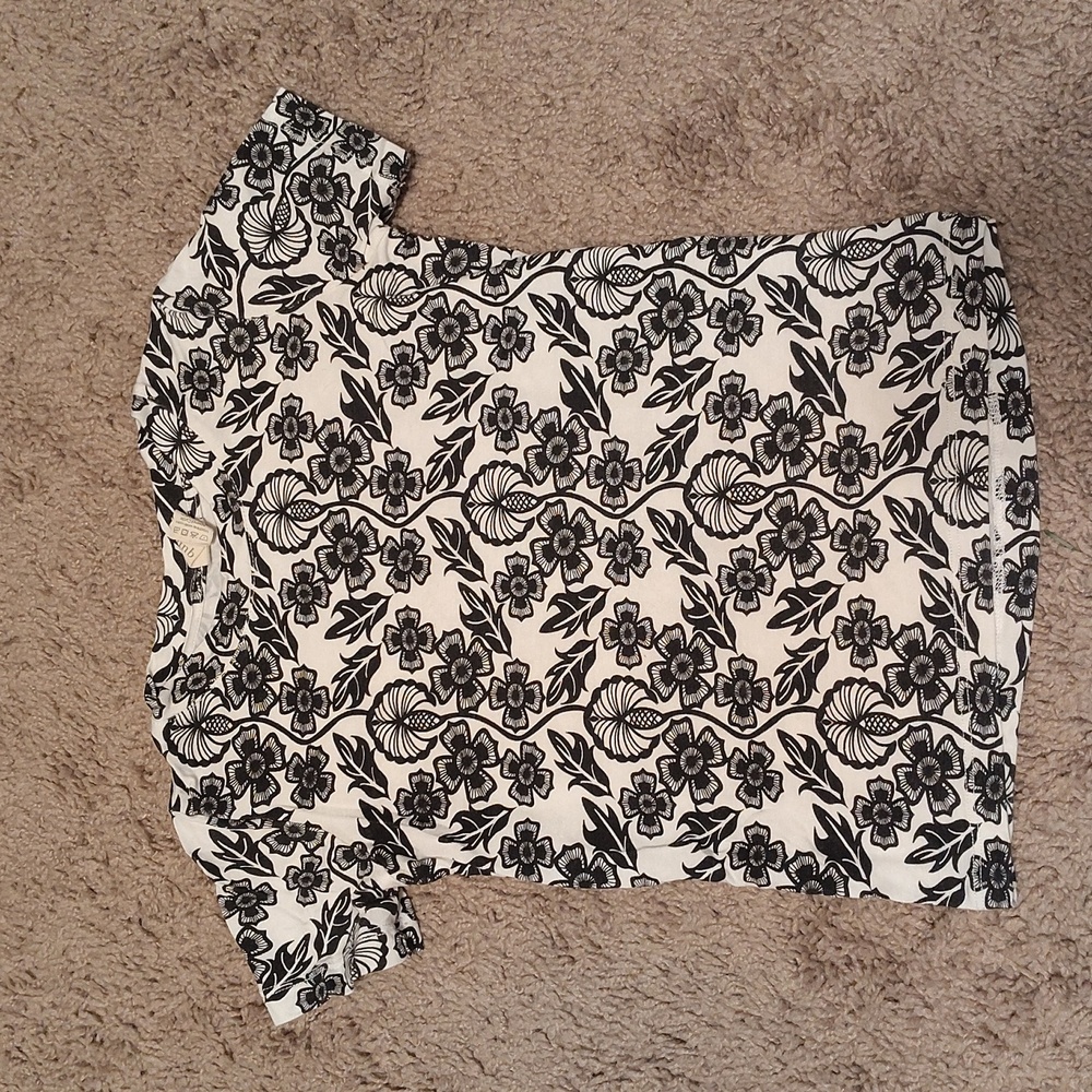 Kate Quinn Black and White Floral Tee
